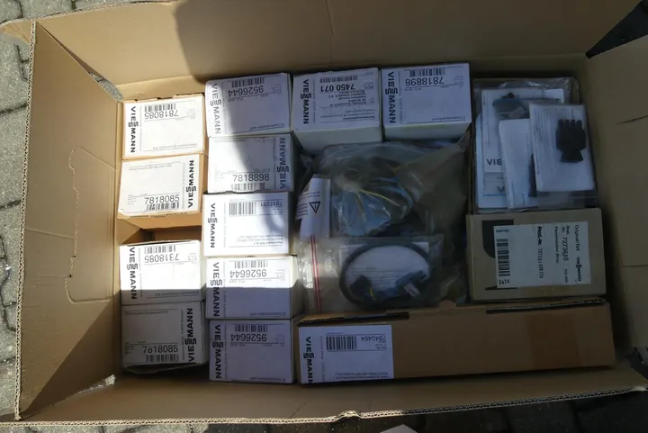 Karton mit Viessmann Sanitärzubehör u.a. Viessmann Elektronische Zündeinheit